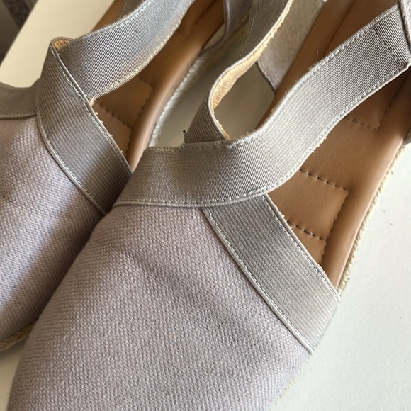 Me Too gray canvas, low heel, super comfy size 10 shoes - Picture 3 of 6